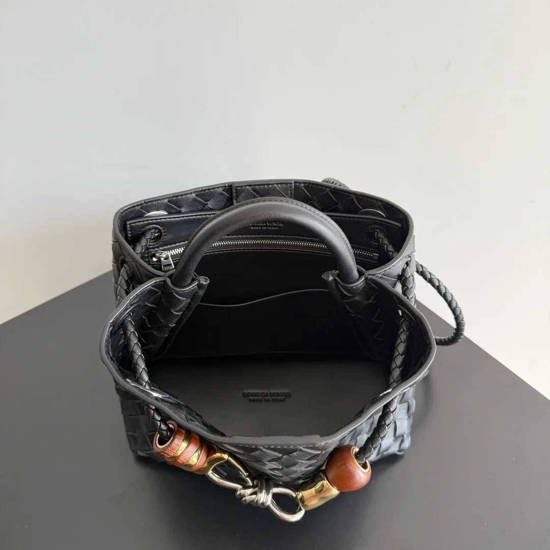 The new Andiamo batch of 3060 BV is shipped‼ ️The classic intercciato weaving process is used to create a soft bag, the metal knot is made of micro-cast aluminum using jewelry technology🪢, and the decorative beads are made of metal and hand-polished oak, allowing you to jump repeatedly between elegance and fun💃, making it unpredictable. Classic and versatile, it shows off your temperament, and the bag has a large capacity, making it very convenient for daily commuting! It has a variety of carrying methods, the shoulder straps can be adjusted by yourself, the original lambskin feels soft and delicate, and the unisex style breaks gender boundaries and brings a more practical and long-lasting use experience. The Andiamo, which has both elegant and casual styles, perfectly interprets the "fashionable old money style". Style number: 743568+wood hardware Color: black silver buckle Size: 25*22*10.5cm
